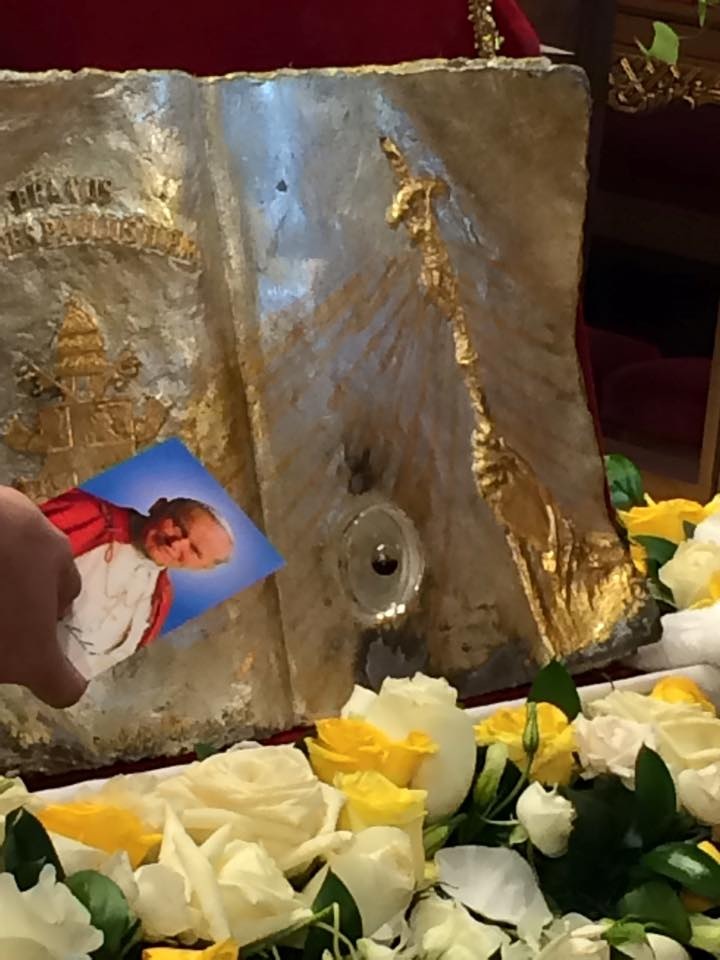 Reliquias de la sangre de San Juan Pablo II visitaron Santa Ana