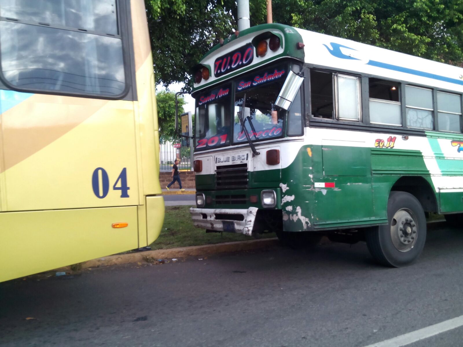 Accidente entre buses generó congestionamiento en las afueras de Metrocentro