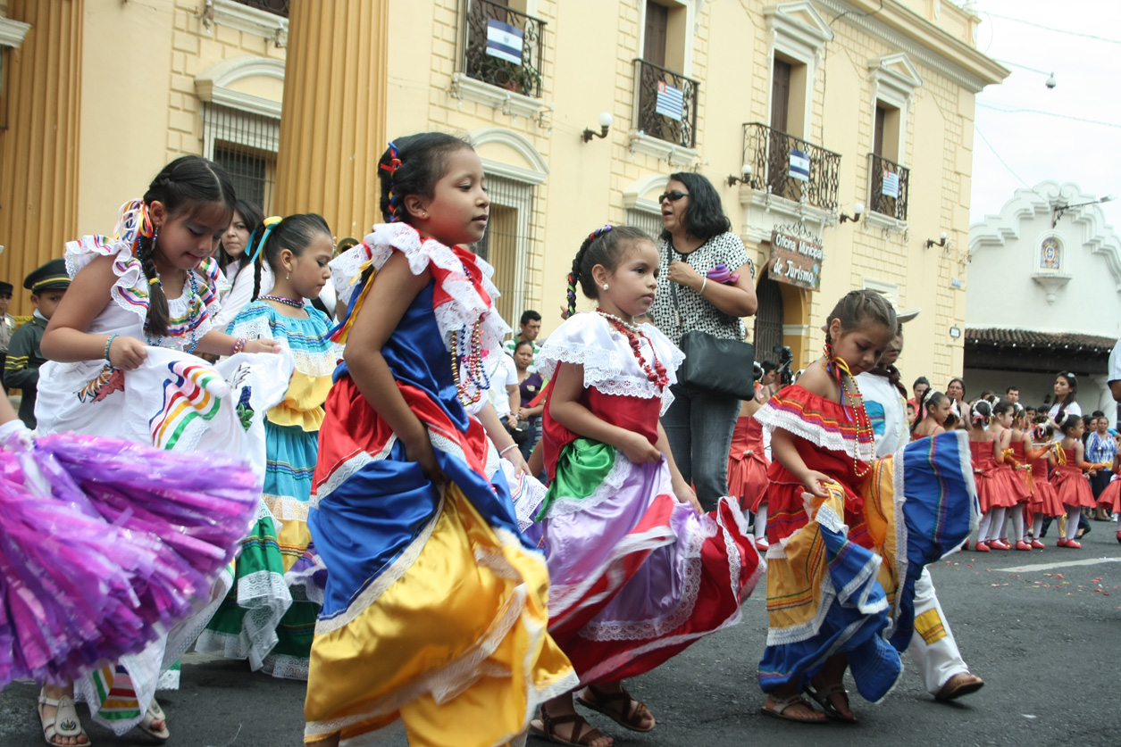 Desfile de Parvularia llena de alegría al público santaneco