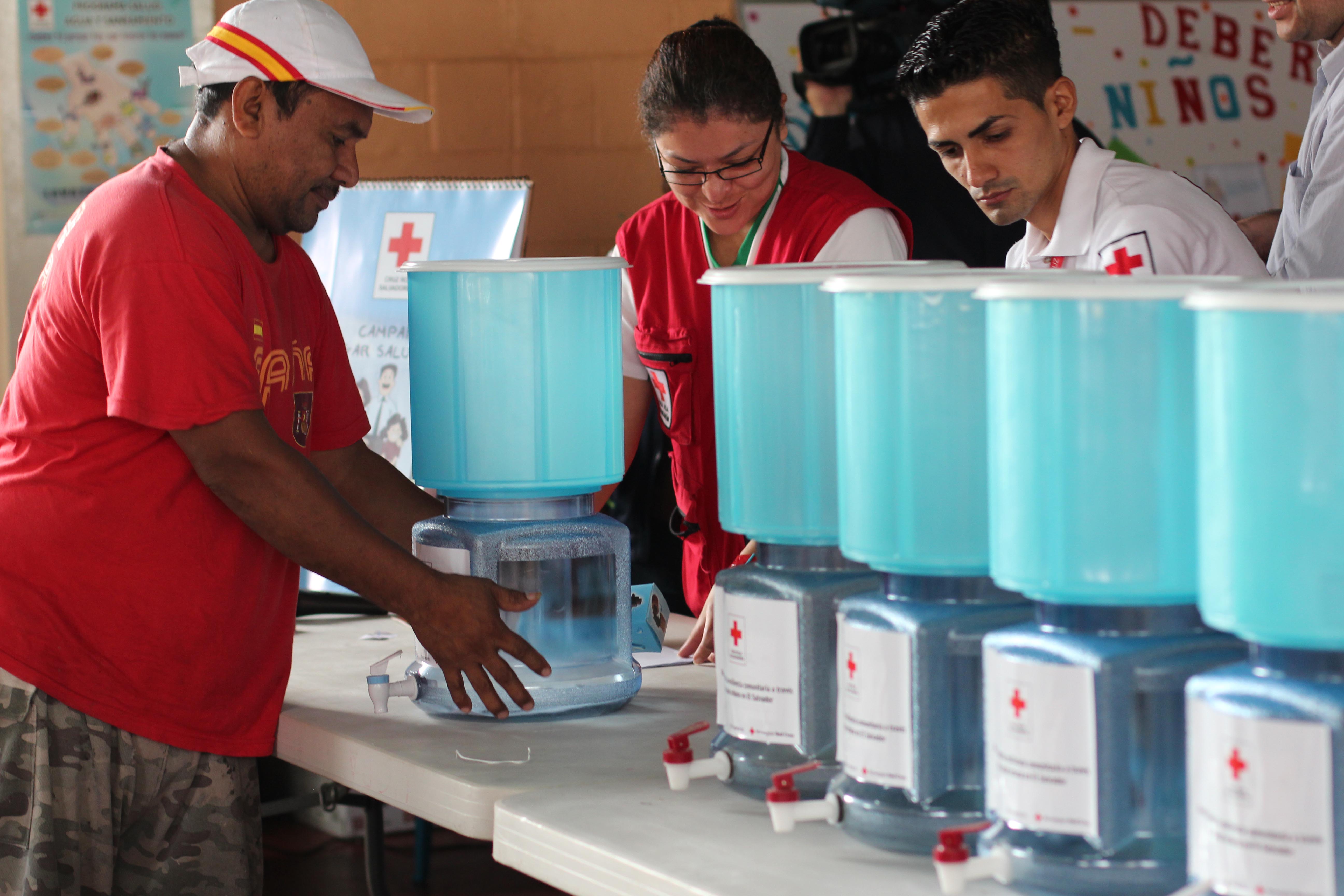 Cruz Roja entrega 100 kits para purificación de agua en la comunidad Buenos Aires, Mejicanos