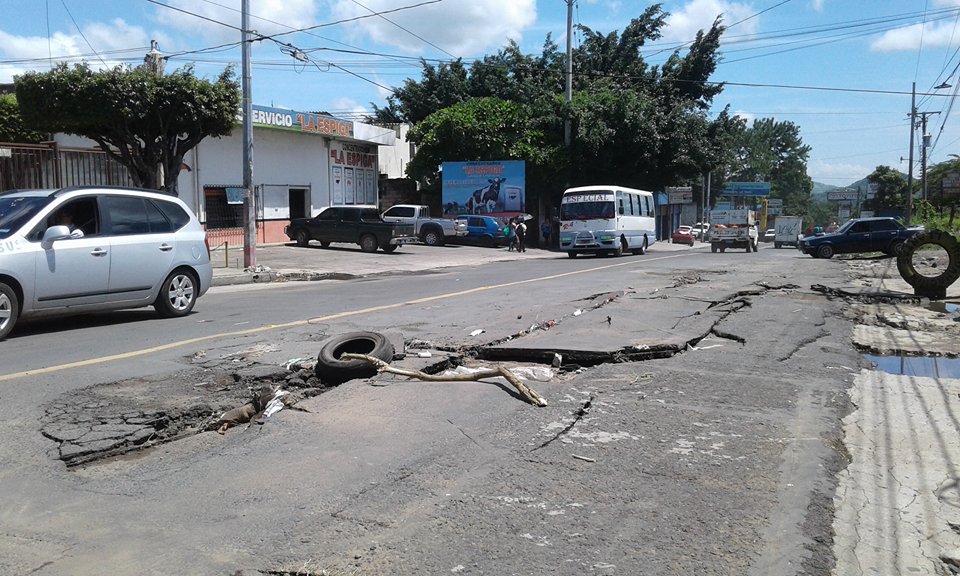 Lluvias generan daños en asfalto de la calle Aldea San Antonio