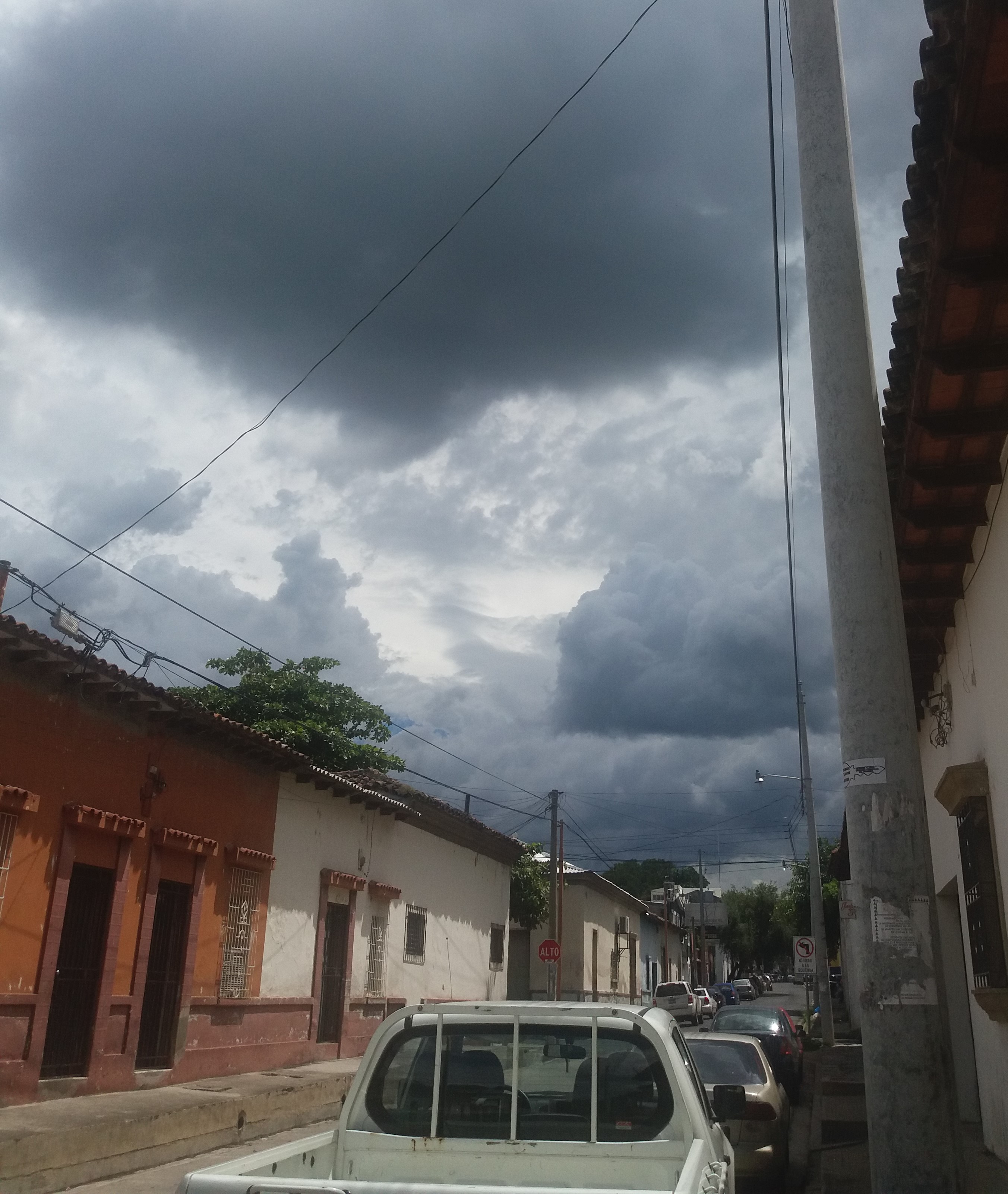Tormentas eléctricas y lluvias moderadas a fuertes en El Salvador 