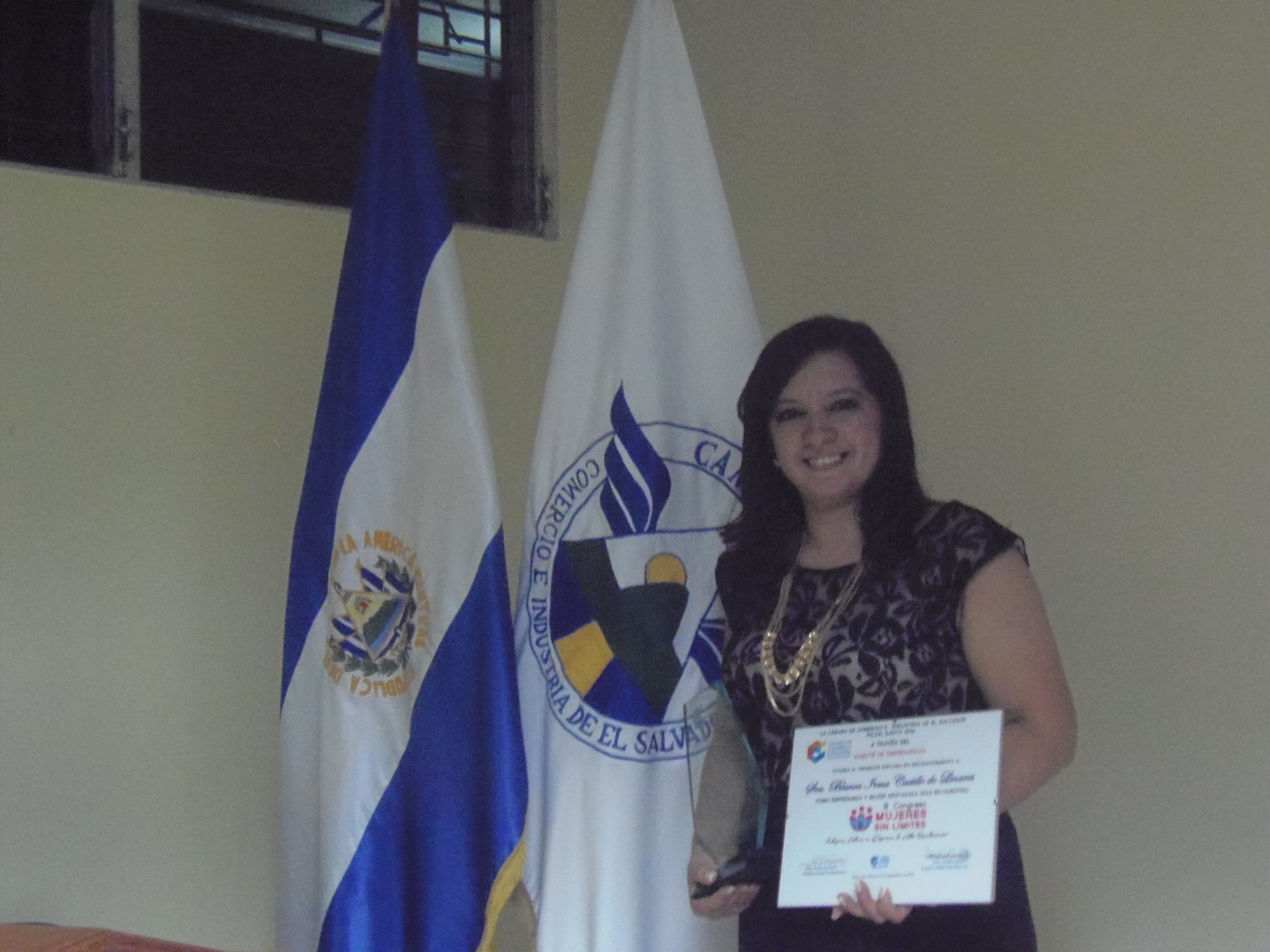 Blanca de Linares es galardonada por la Camara de Comercio como «Mujer Destacada 2016» en la ciudad de Santa Ana