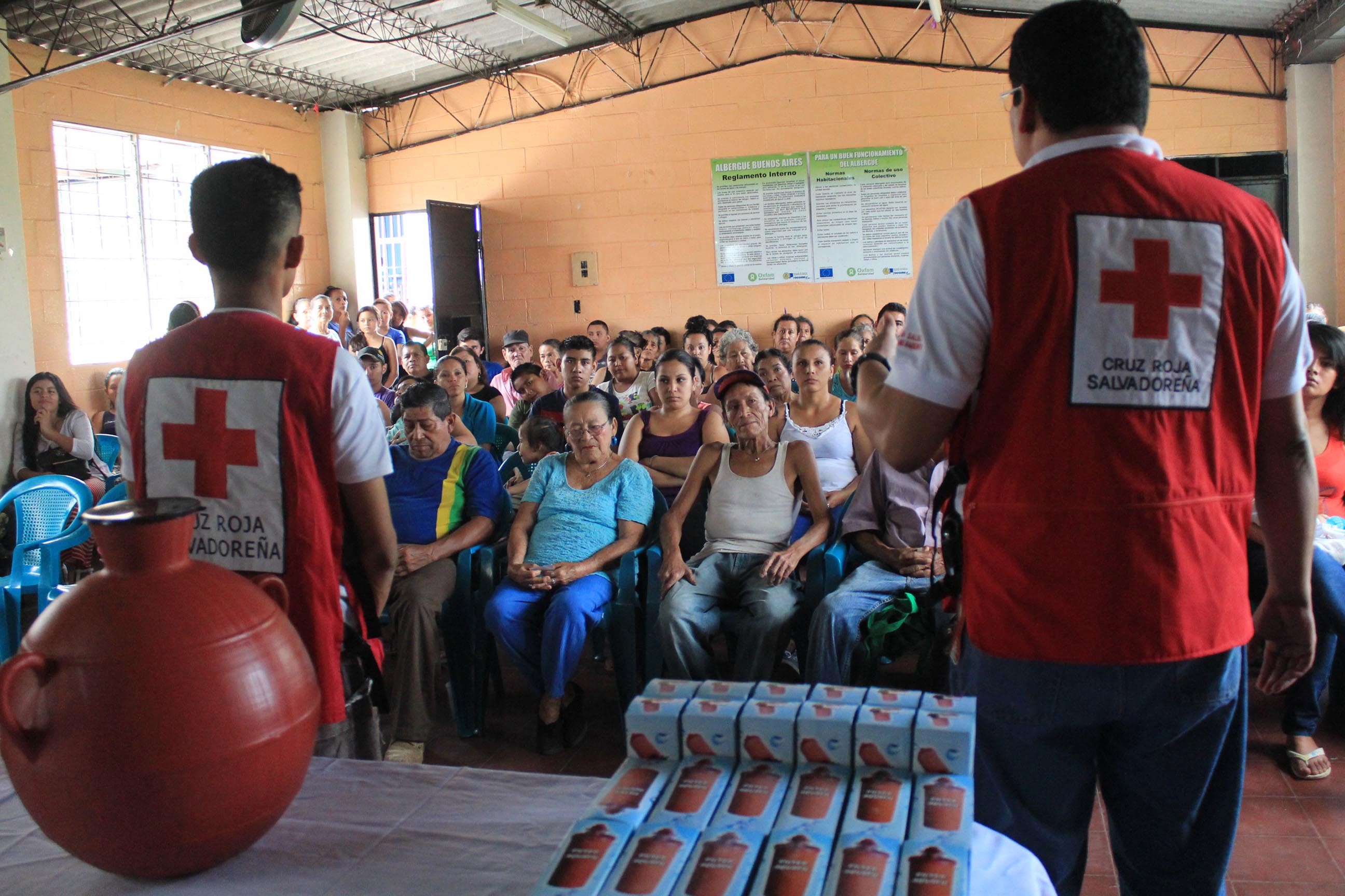 Cruz Roja Salvadoreña entrega kits de agua a familias