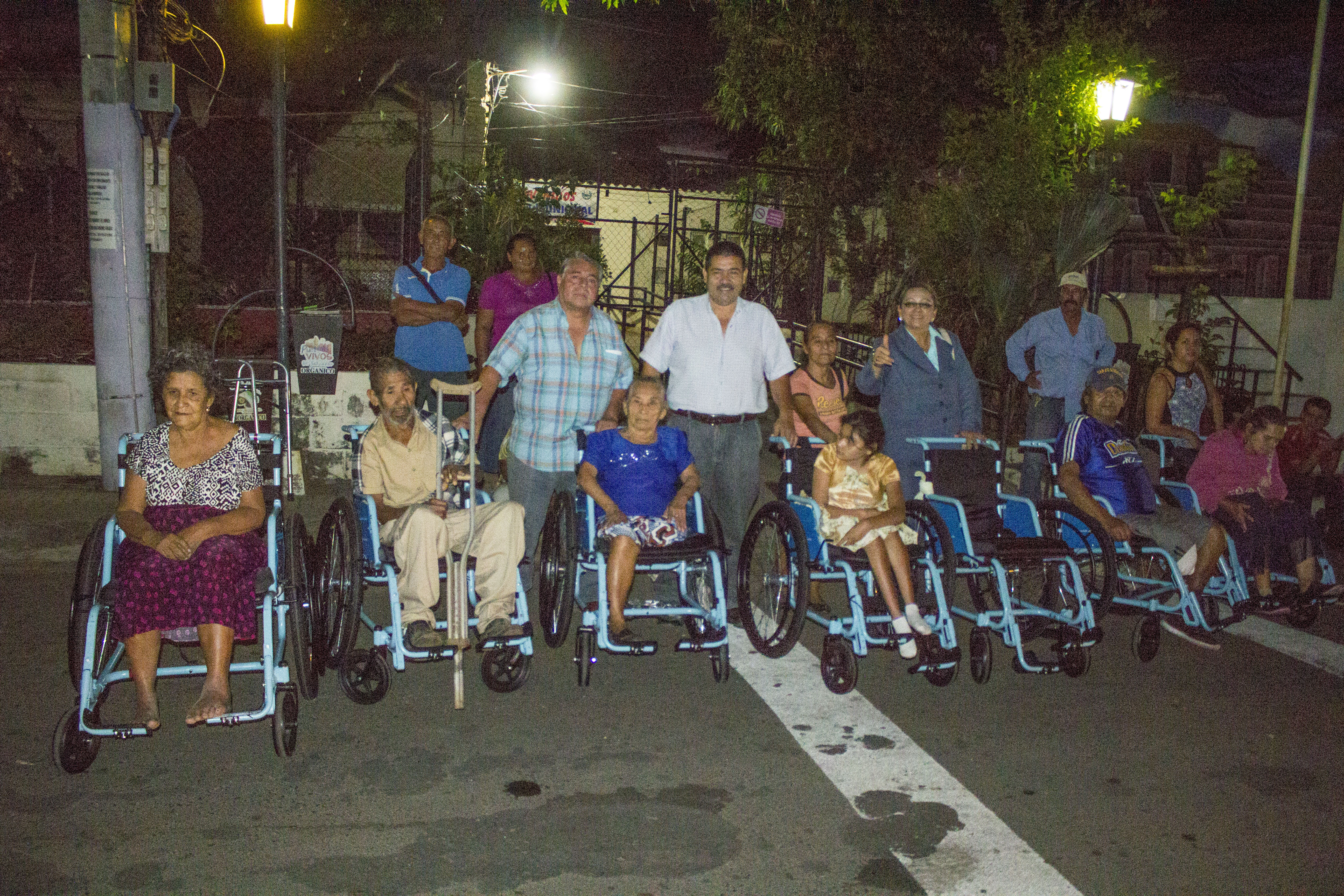 Alcaldía de Chalchuapa entregó diecisiete sillas de ruedas a personas de escasos recursos