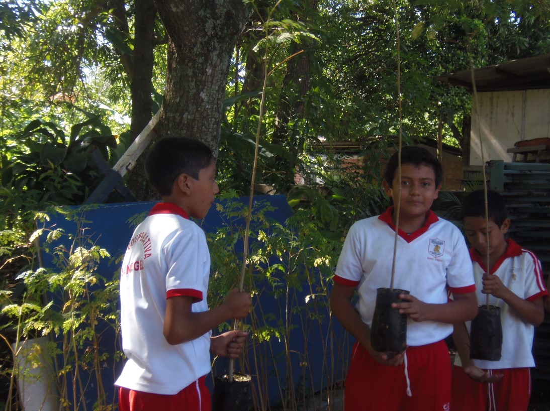 Alumnos de centros escolares santanecos reciben árboles como parte del proyecto un millón de pulmones