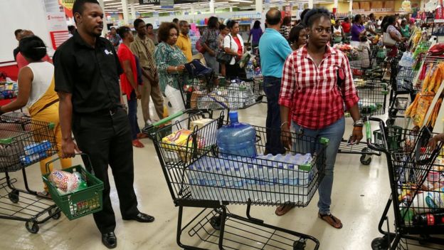 Caribeños se  preparan para recibir a Huracàn Mathew