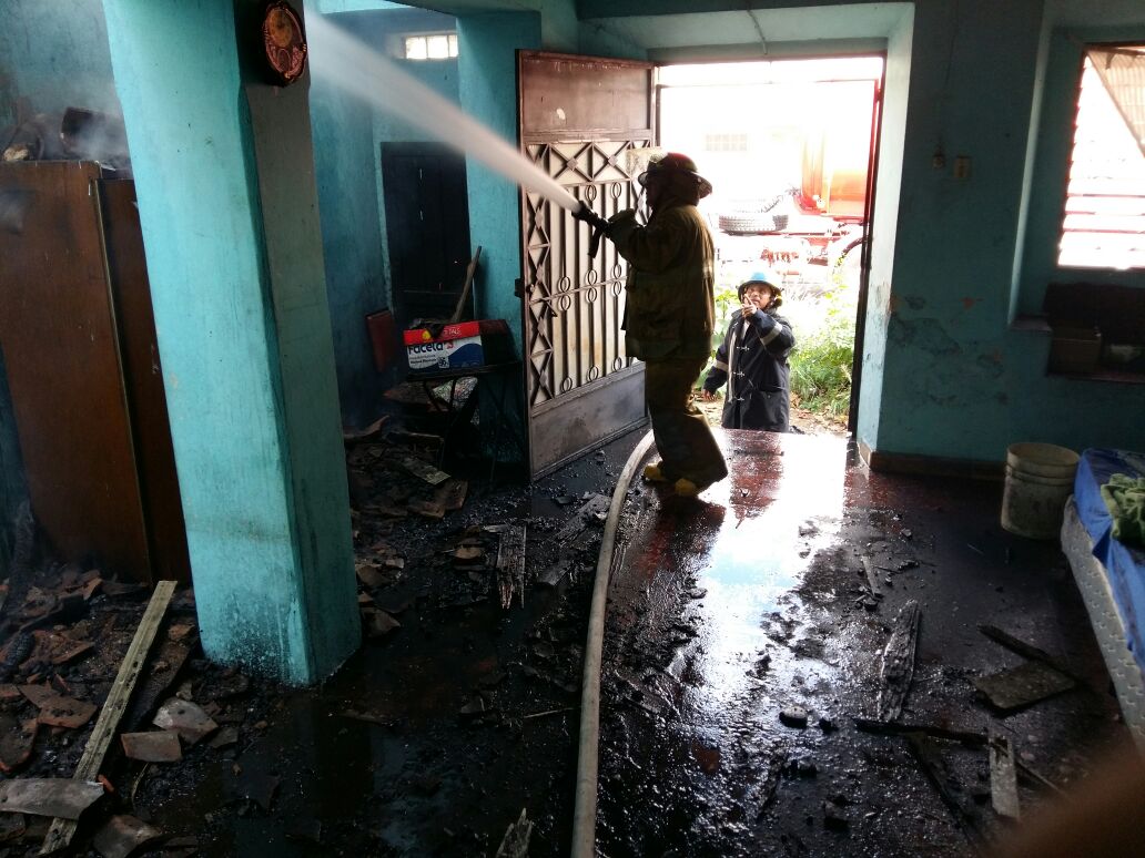 Incendio deja varias pérdidas materiales en dos viviendas