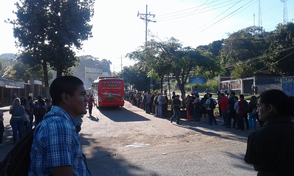 Terminales de buses que transportan a San Salvador amanecen  abarrotadas
