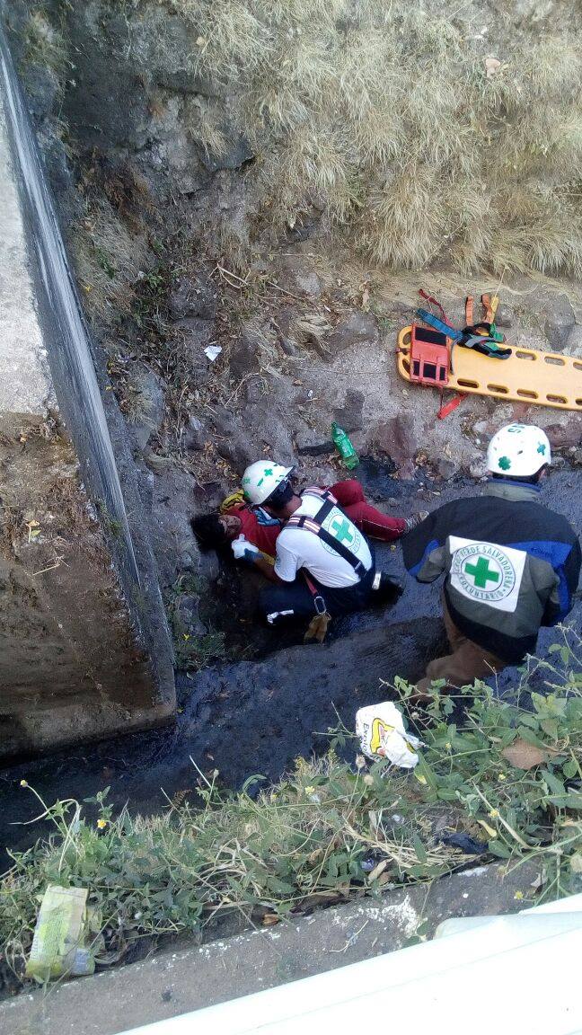 Cruz Verde rescata a indigente que cae de un puente