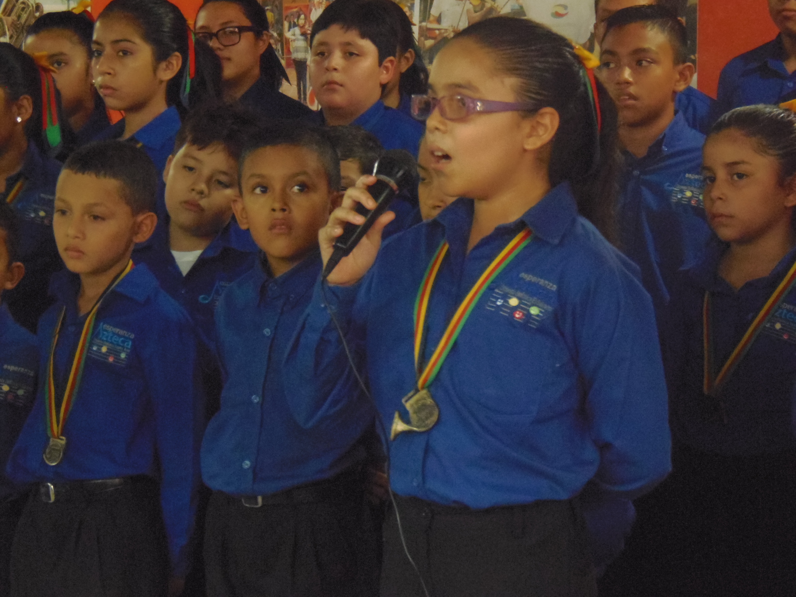 Estudiantes destacados del coro sinfónico Esperanza Azteca son reconocidos