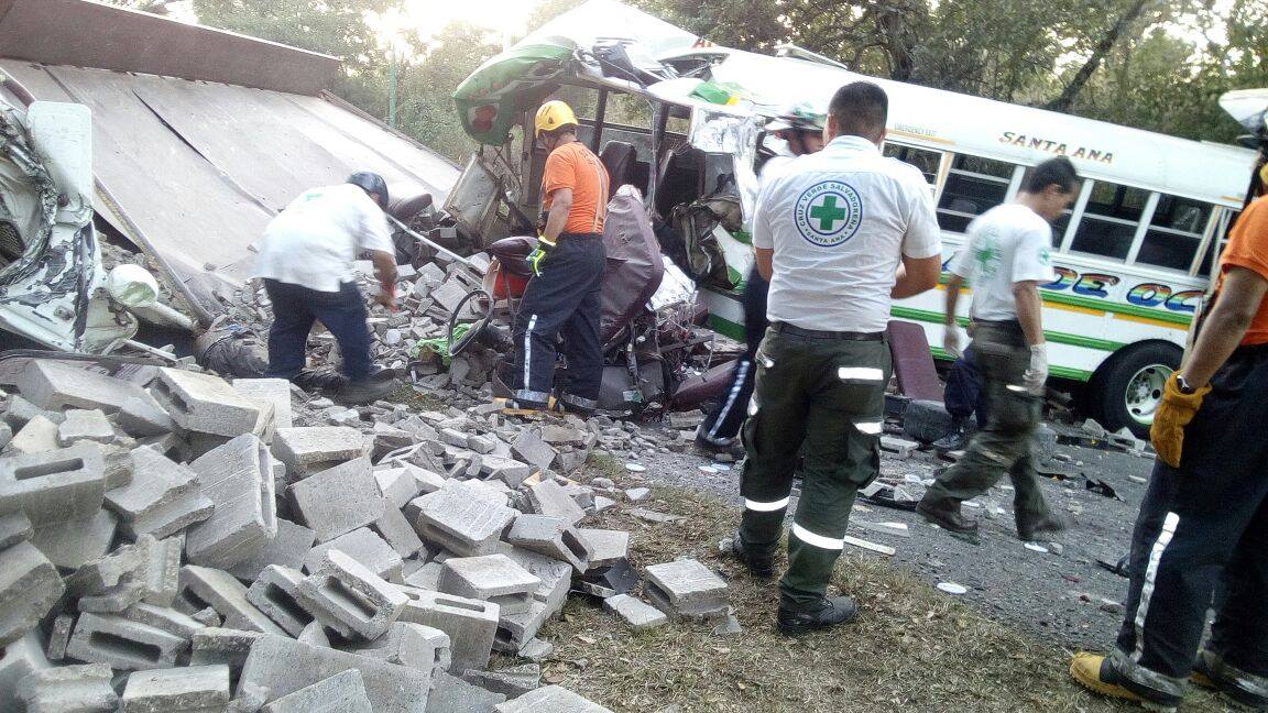 Cinco fallecidos dejó el fatal accidente de tránsito en Ahuachapán