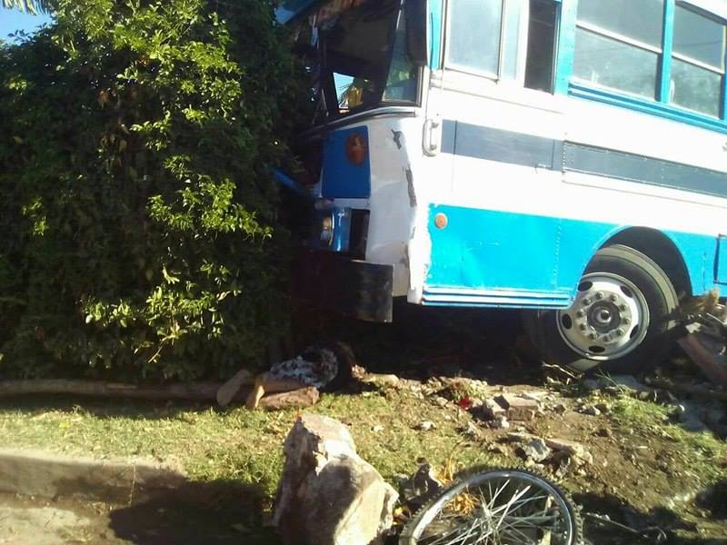 Accidente de tránsito deja dos personas fallecidas y otras lesionadas
