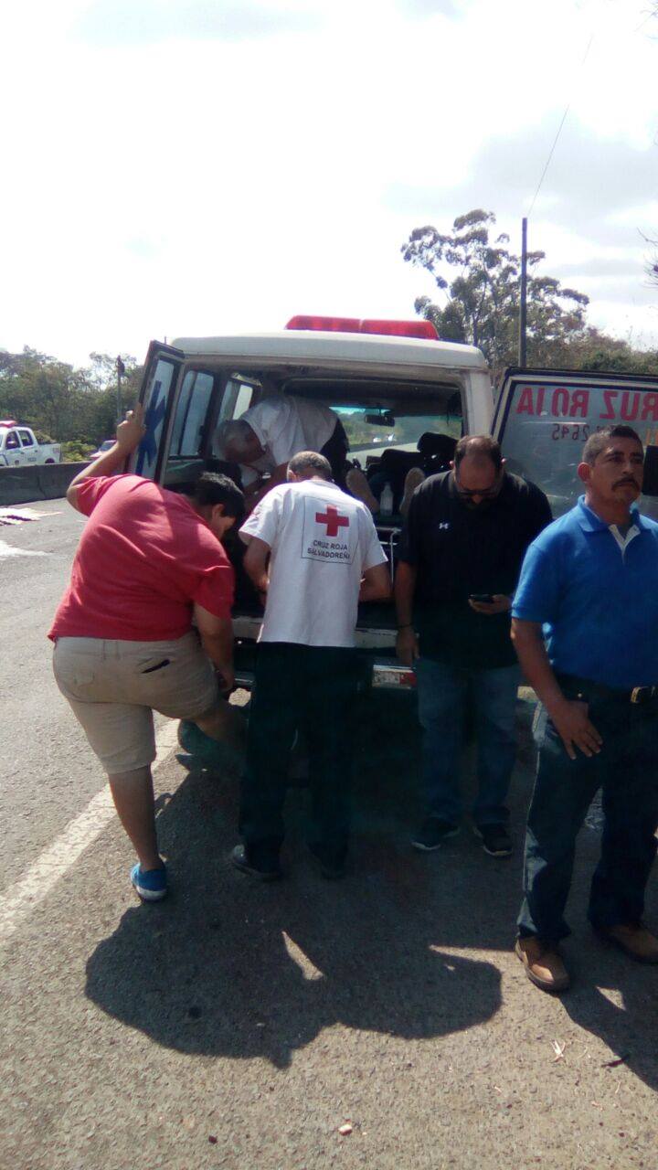 Cruz Roja atiende a víctimas de accidente vehicular sobre el Km. 53