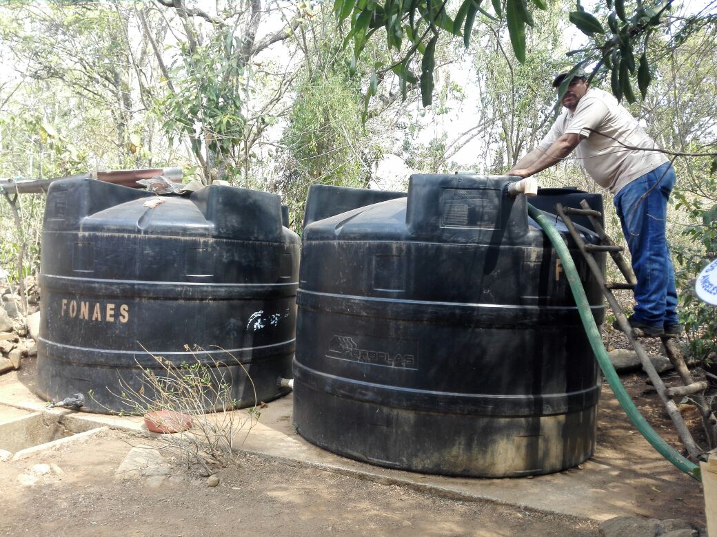 Reabastecen tanques de agua en Caserío El Pichiche, Candelaria de la Frontera tras incendio