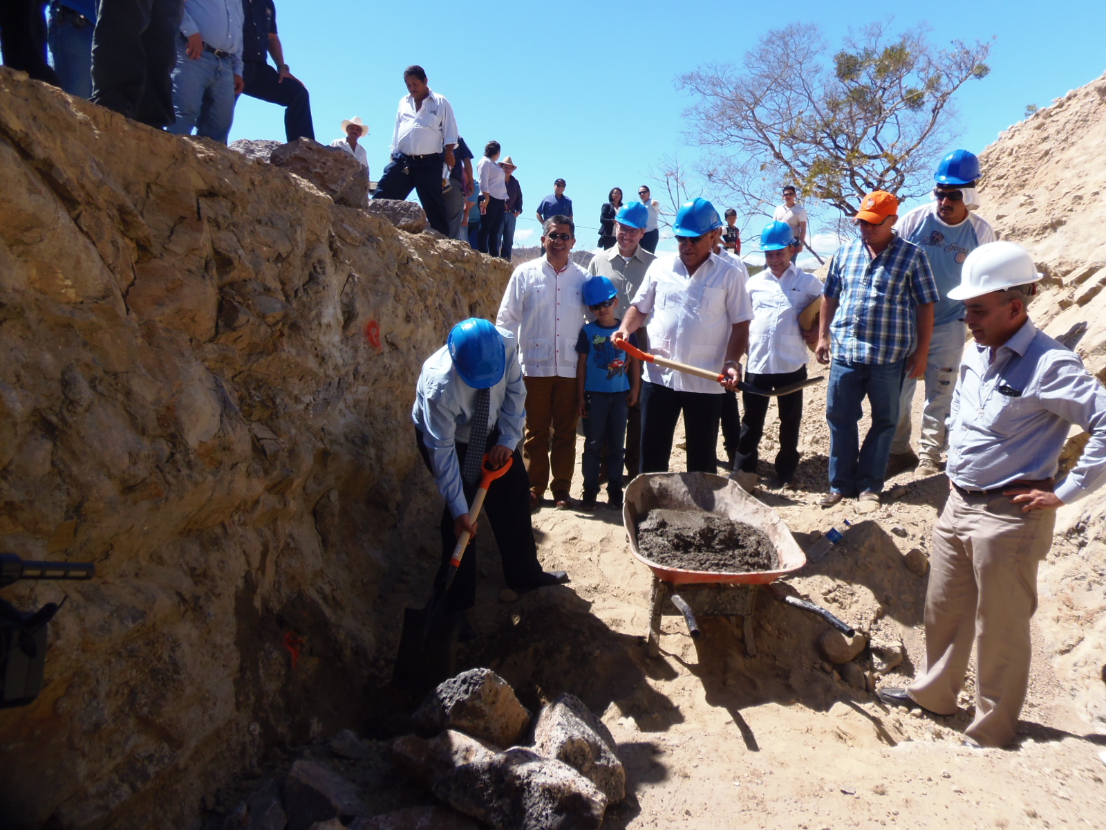 Autoridades colocan primera piedra del proyecto de tratamiento de aguas residuales
