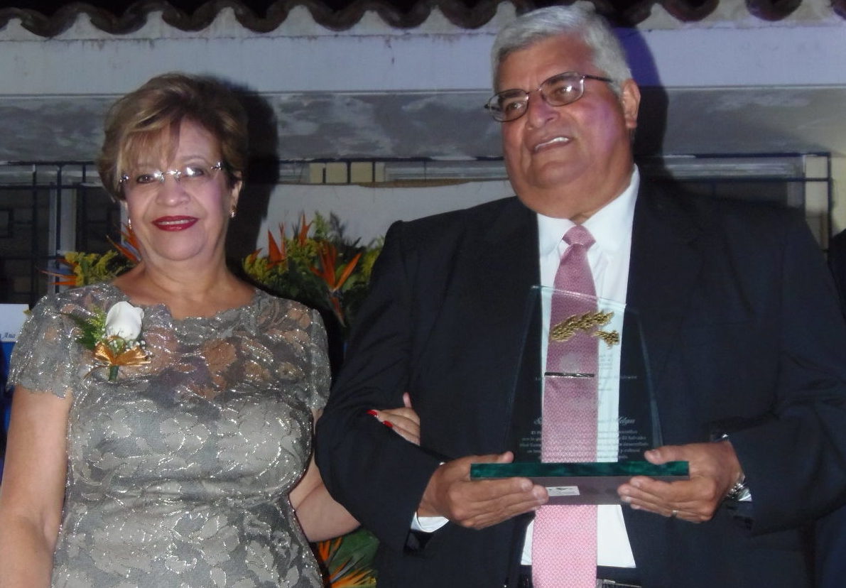 Mario Antonio Melgar, recibió el galardón Cafeto por parte de la Cámara de Comercio
