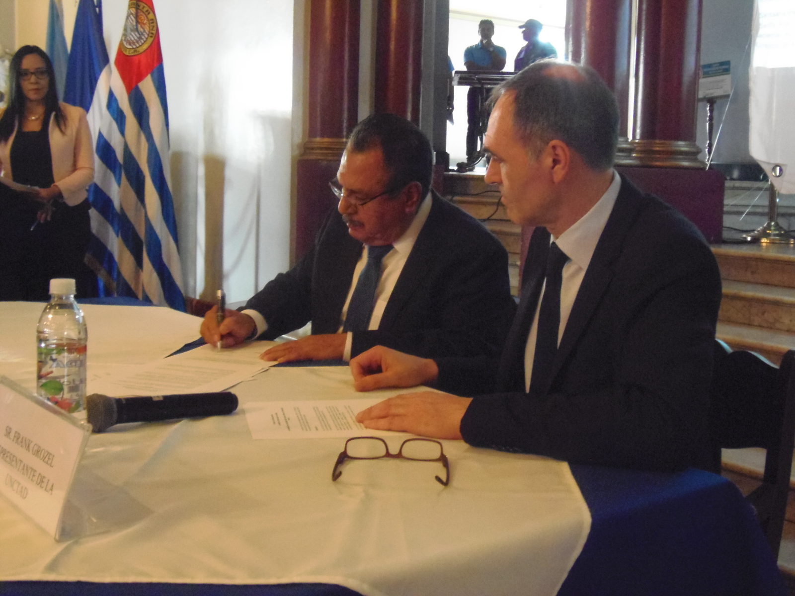 Alcaldía santaneca y UNCTAD firman convenio para facilitar trámites administrativos del sector empresarial