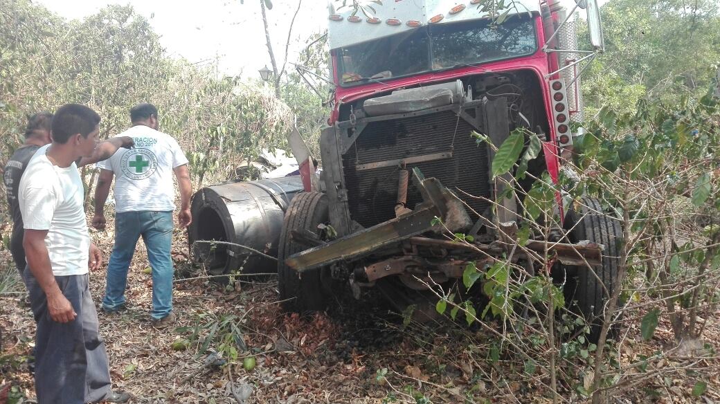 Motorista pierde el control de rastra en el desvio al Cerro Verde