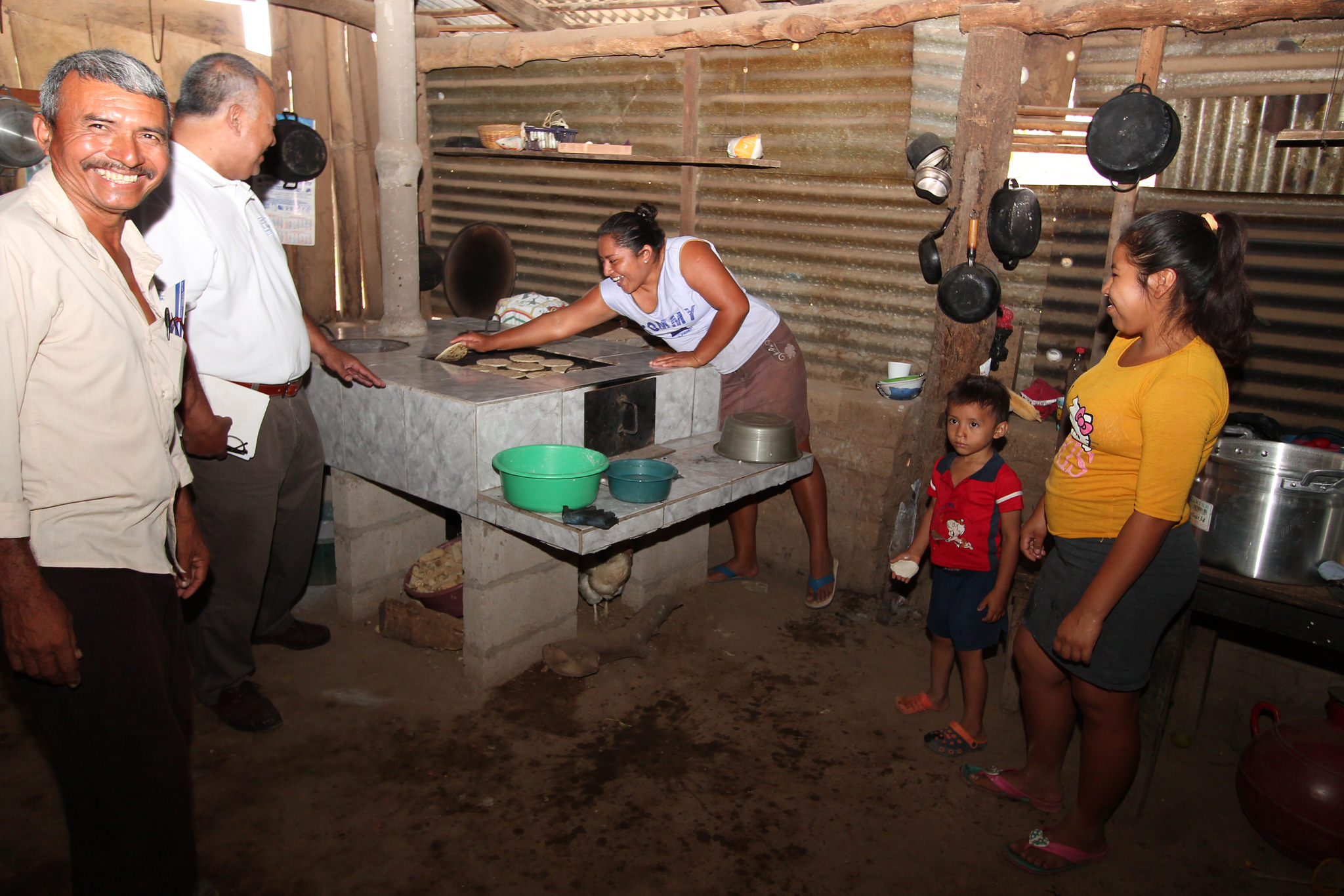 Entregan estufas ahorradoras de leña a familias de Tacuba