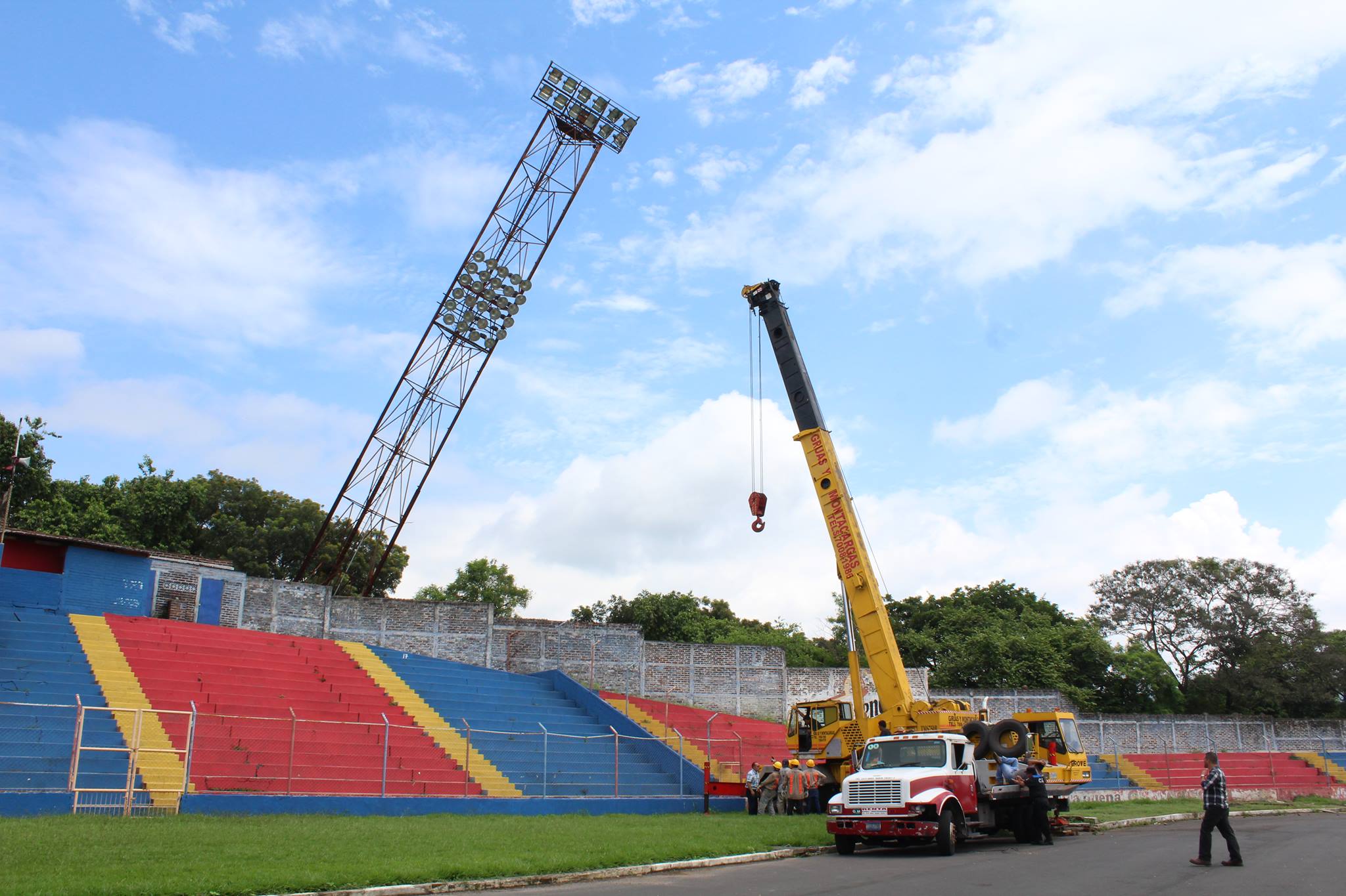 Remueven torre de iluminación dañada en estadio Quiteño