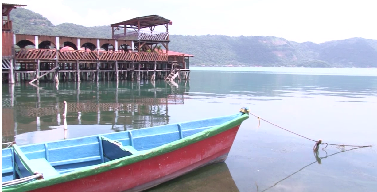 Por tercer año consecutivo las aguas del lago de Coatepeque se pintan color turquesa