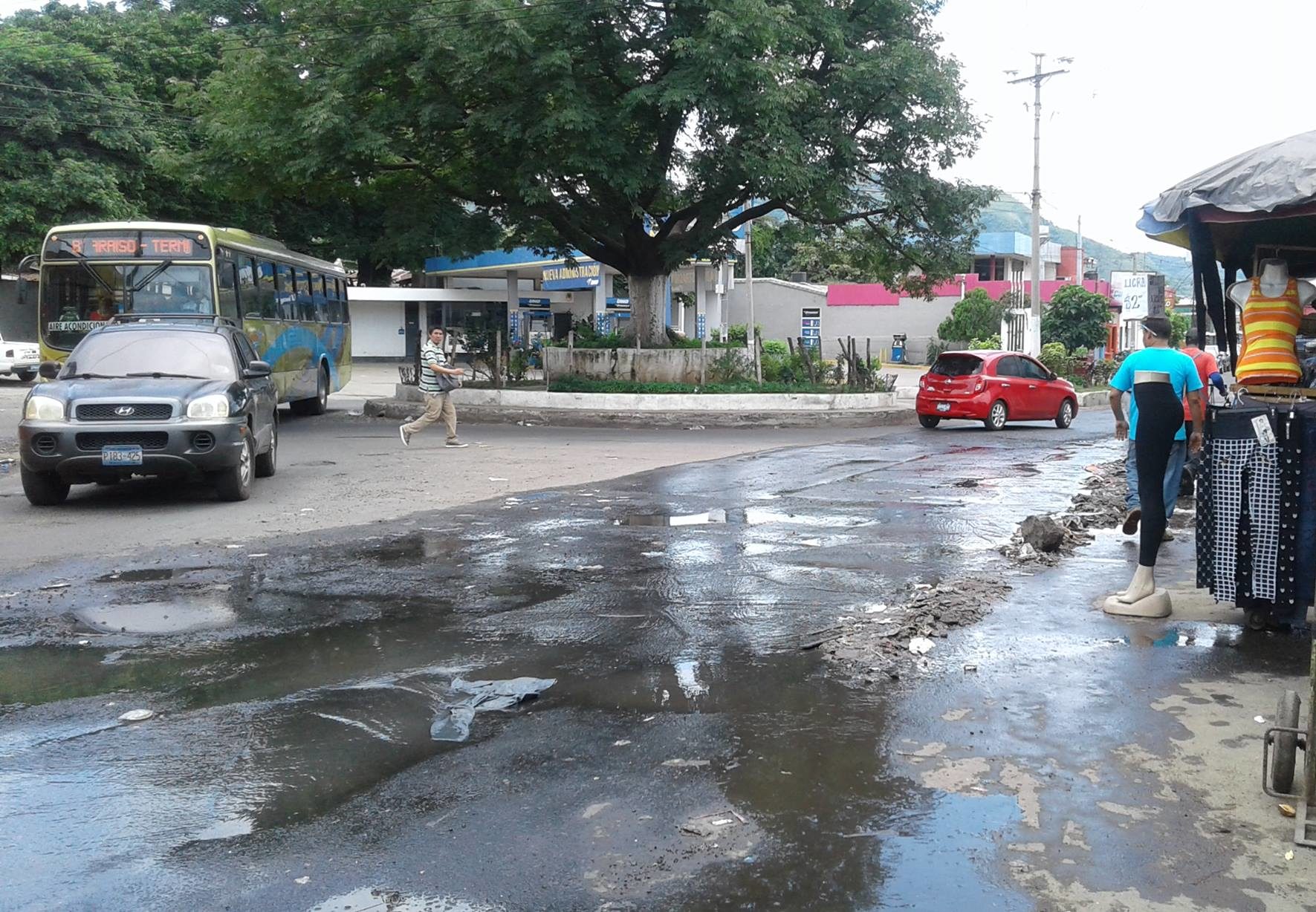 Tubería de aguas en Avenida Fray Felipe nuevamente dañada