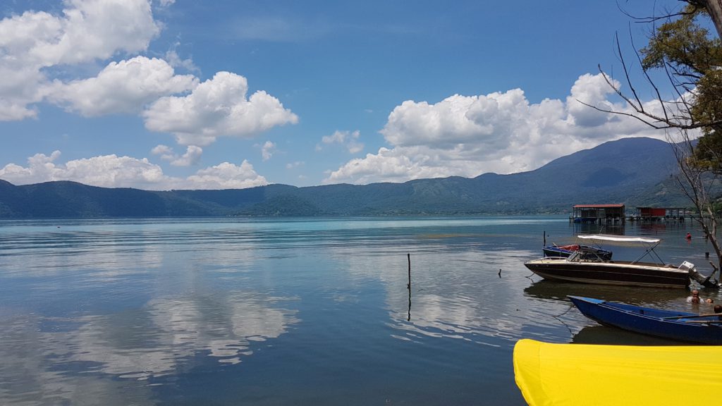 Cambio de color turquesa en lago de Coatepeque no es causado por cianobacterias.