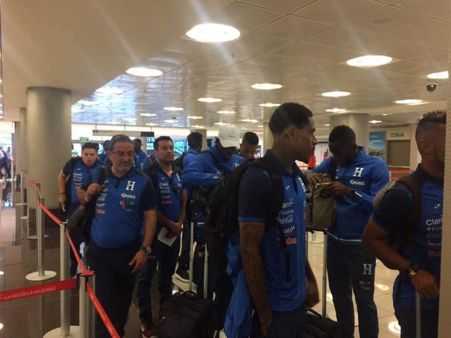 Selección de Honduras llega a San José tras estar varada en San Salvador