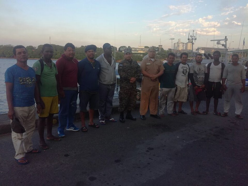 Rescatan a diez náufragos en Puerto de Acajutla