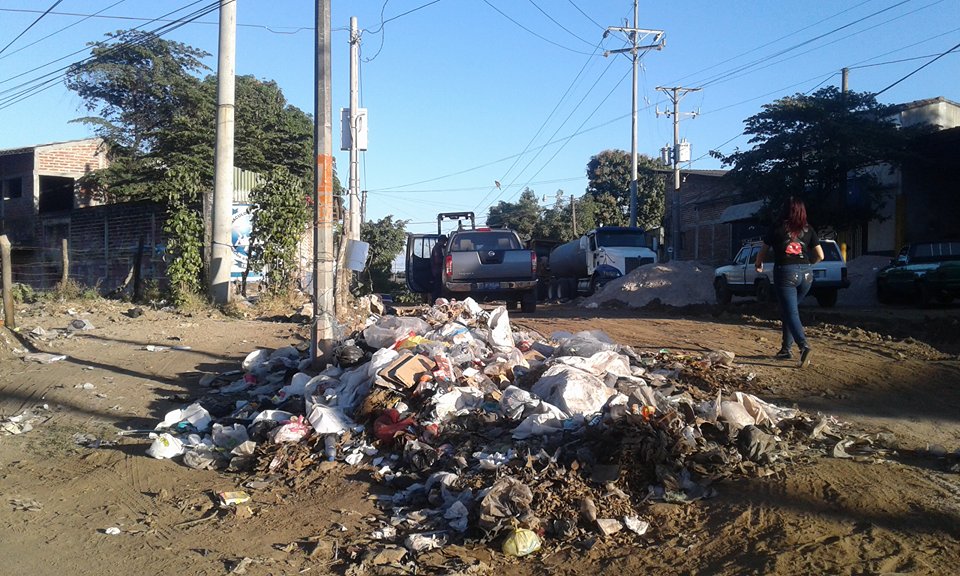 Ciudadanos molestos por el problema de la basura en Santa Ana