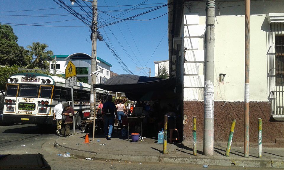 Infraestructura de la parroquia El Calvario afectada por comerciantes ubicados en la acera