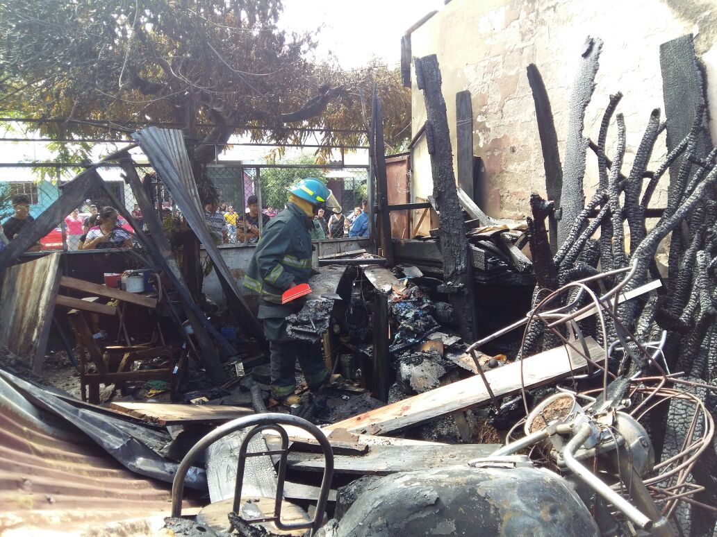 Bombero controla fuego en carpintería de Residencial Valladolid