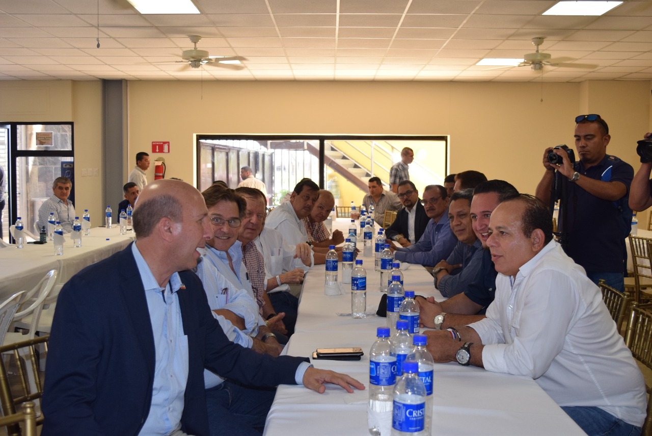 Empresarios y médicos santanecos se reúnen con Javier Siman