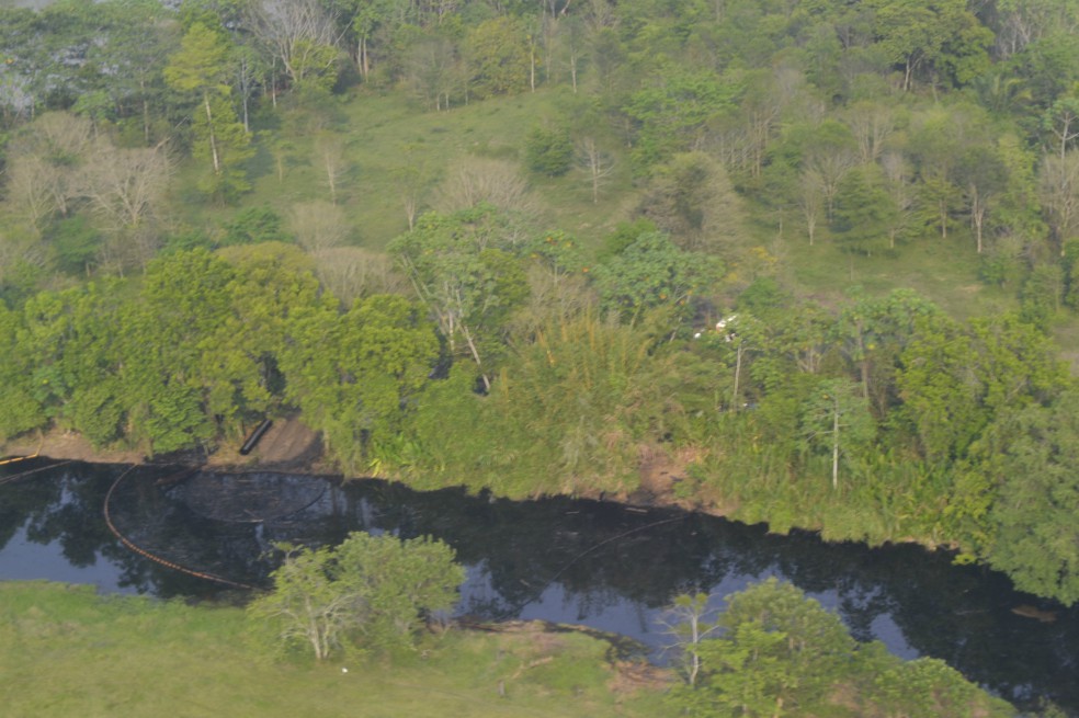 En 22 días, se han derramado 23.440 barriles de petróleo, lodo, agua y gases a lo largo de 24 kilómetros del caño Muerto, la quebrada la Lizama y el río Sogamoso – Colombia