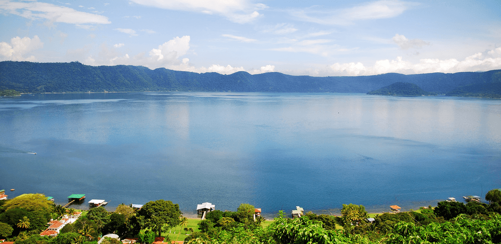 Buscan contrarrestar la contaminación del lago de Coatepeque