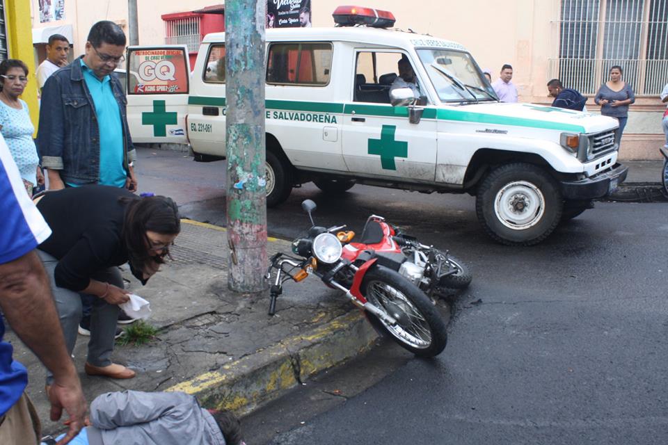 Motociclista accidentado sobre la 6ª Calle fue atendido por personal de Cruz Verde