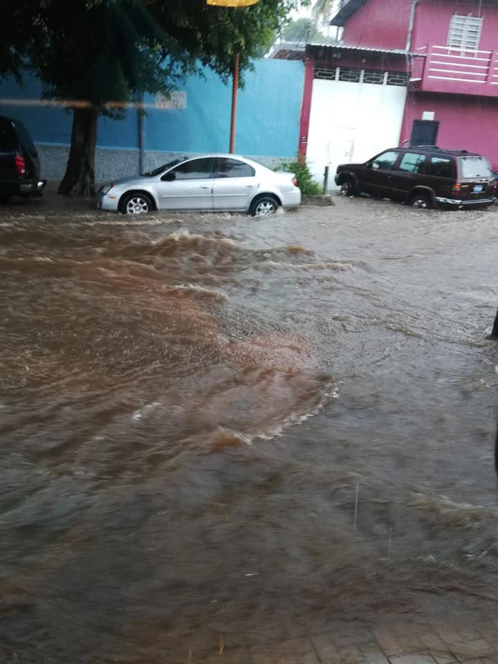 Una vez más las calles de Santa Ana terminan inundadas por lluvias
