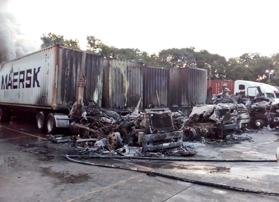 Cuatro cabezales y dos contenedores se incendian en Aduanas Santa Ana