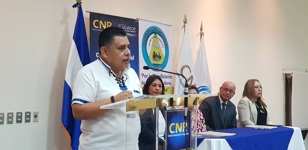 El Sindicato de Trabajadores del CNR y El Centro Nacional de Registros firmaron un contrato colectivo de trabajo