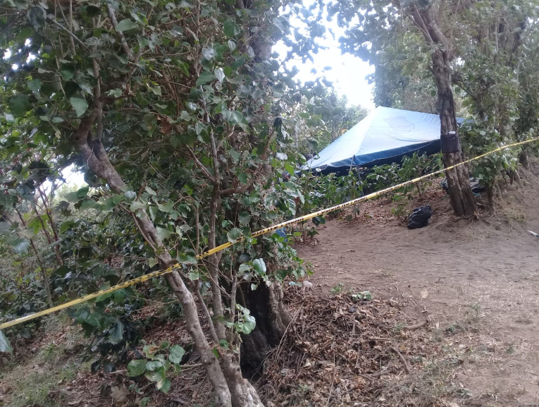Encuentran enterradas a cuatro de las 5 personas  desaparecidas en Nauhizalco.