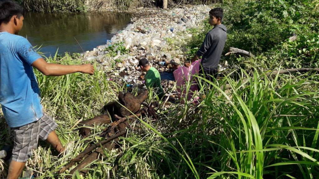 Realizan campaña de limpieza en bocana del río Grande de San Miguel