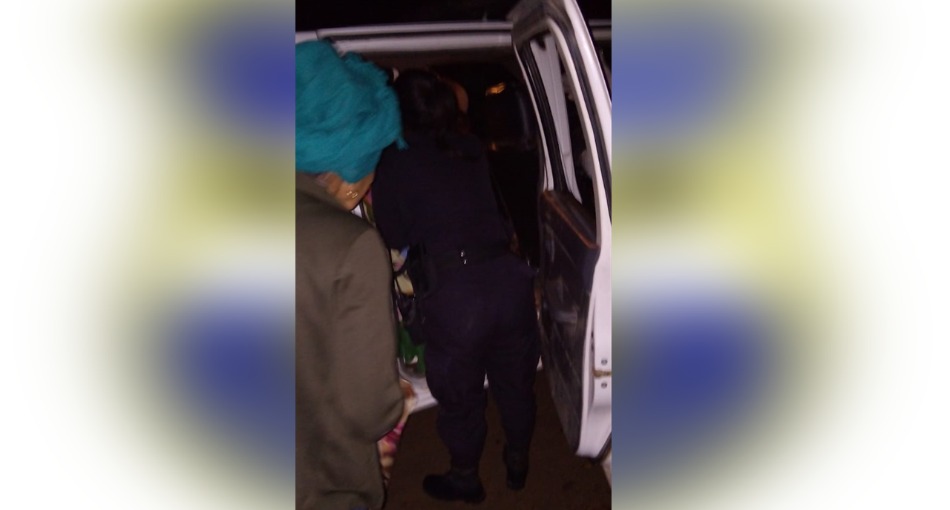 Policías atienden parto dentro de carro patrulla