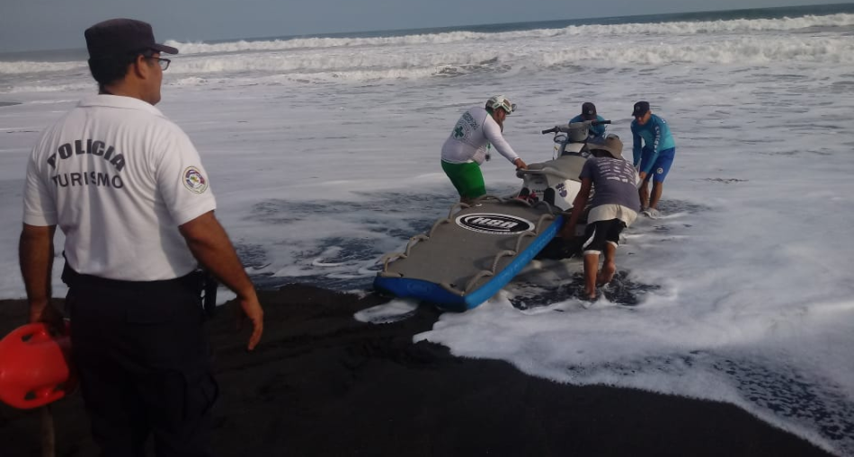 Policía participa de búsqueda de surfista estadounidense en playa Mizata, La Libertad