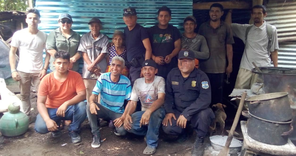 Altruistas y policías mejoran vivienda de octogenarios en Sonsonate