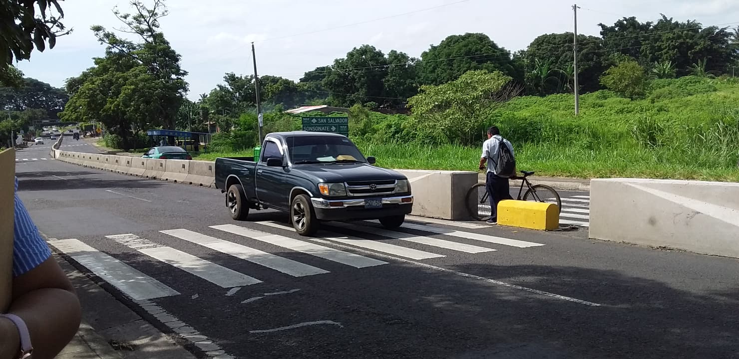 Colocan señales de tránsito verticales sobre la carretera Panamerica