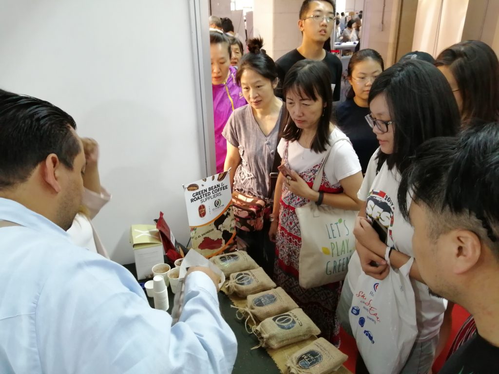 El Salvador promueve la calidad de su café en importante feria de Pekín, China