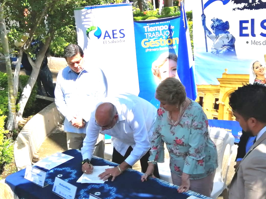 AES Soluciones firma contrato para el suministro de iluminación pública inteligente al municipio de Santa Ana
