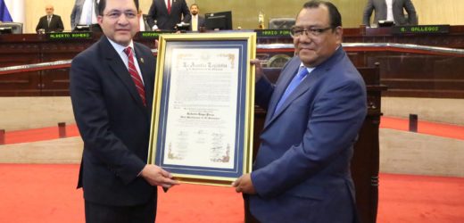 Entregan distinción de Hijo Meritísimo de El Salvador al periodista Roberto Hugo Preza