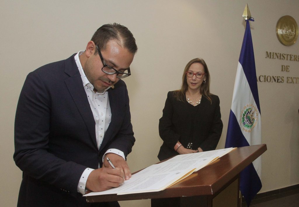 Cancillería juramenta a nuevo embajador de El Salvador ante la Unión Europea